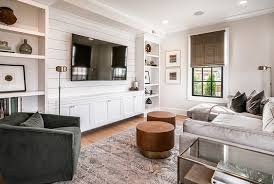 Maly Pokoj Telewizyjny Z Wbudowana Niestandardowa Przestrzenia Kosmiczna Przestrzen Posiada Nies Living Room Built Ins Small Family Room Farm House Living Room