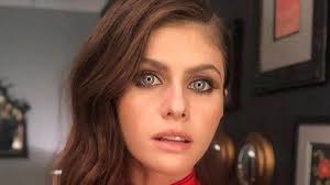Actress Alexandra Daddario shared for the first time an image in which you  can see her baby's eyes. The detail immediately drew attention, since the  child inherited the intense blue eyes that