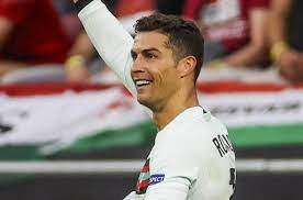 C羅擁有自己的香水品牌，並曾在instagram展示香水時也配戴上了rolex gmt ii全鑽腕表，令人難以忽視。 圖 / 翻攝自instagram。 足球 葡萄牙 日本 Cd72ozg9bw5ztm