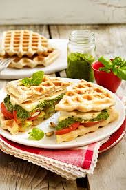 Ciabatta Waffel Sandwiches Mit Pesto Tomaten Und Mozzarella Rezept Lecker Rezepte Waffelsandwich Waffeln Rezept