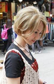 Short Japanese Haircut Glamorous Blonde Retro Bob With Back Combing Hairstyles Weekly Hair Styles Hot Hair Styles Hair Videos