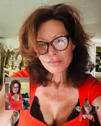 Weekend mode activated 🌞! Swing by our FB page for Weekend Specials &  early access to sizzling new jewelry arrivals! Love ❤️ Your Feedback 🎙️