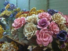 Berikut ini adalah cara sederhana untuk membuat kerajinan tangan dari bahan alami dari kulit jagung kering. Kerajinan Tangan Bunga Hias Dari Kulit Jagung