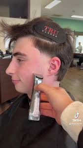 Friseur Mit Mittelscheitel