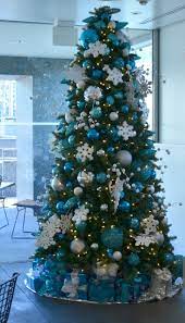 Blue And White Snowflake Decorated Christmas Tree Rental Commercial Christmas Decorat Blue Christmas Tree Decorations Blue Christmas Tree Cool Christmas Trees