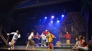 Kritik seni formalistik mengasumsikan bahwa kehidupan seni mempunyai dunia sendiri, artinya terlepas dari realitas kehidupan keseharian yang kita alami. Malaysia S Theatre And Its Circuit Of Culture Critical Stages Scenes Critiques