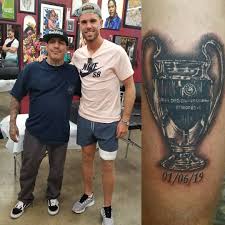 İngiltere milli takımı'nda mason mount ve ben chilwell, koronavirüs testi pozitif çıkan i̇skoç oyuncu billy gilmour ile temas ettikleri gerekçesiyle karantinaya alındı. Humble Jordan Henderson Gets Champions League Trophy Tattoo On Thigh After Liverpool Triumph
