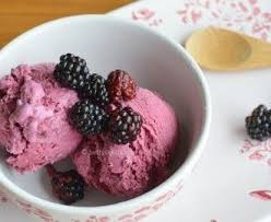 Ijs Van Griekse Yoghurt Met Honing En Walnoten Recept Bosbessenijs Zelfgemaakt Ijs Recepten Bramen Ijs