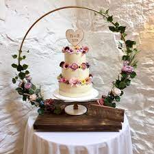 Beautiful Rustic Cake Set Up Repost Wildfloraleventsdevon Cake Our Beautiful Cake Hoop And Stand Dressed With Fl Dugun Pastalari Guzel Kekler Pastalar