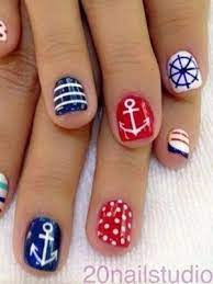 Coloca un trozo de cinta adhesiva sobre los extremos de dos esmaltes de uñas, tal y como se muestra en la imagen. 26 Ideas De Unas Marineras Unas Para Playa Unas Divertidas Manicura De Unas