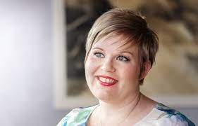 Kansanedustaja annika saarikko kertoo, että perheiden ennaltaehkäisevään tukemiseen pyritään myös yhteiskunnallisesti. Annika Saarikko Mietin Osaako Ruumiini Pitaa Lapsesta Huolen