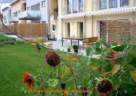 Herausforderungen beim sichtschutz für einen reihenhausgarten. Bild 1 Blickschutzelemente Im Reihenhausgarten C 2011 Gh Productsolutions De Gartengestaltung Garten Im Freien Garten