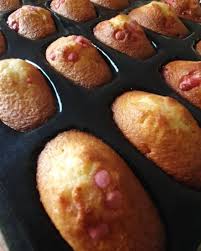 Etites Madeleines Parfumees A La Vanille Avec Des Pepites De Chocolat Fraise Recette Philippeconticini Moule Guydemarl Food Breakfast Muffin