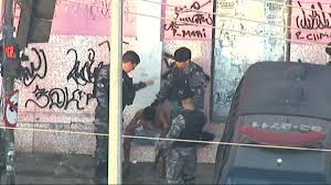 Policiais civis fazem buscas na plataforma da estação de trem que fica no jacarezinho. Operacao No Jacarezinho Deixa Quatro Mortos Jornal De Brasilia