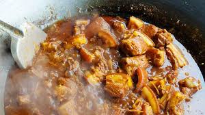 Sommige van deze heerlijkheden zijn in de regio's te vinden, zoals kaeng hang le (แกง ฮังเล) een pittig noordelijk currygerecht die oorspronkelijk uit buurland birma komt. Pork Belly Curry Kaeng Hang Lay Recipe Pork Belly Pork Pork Curry
