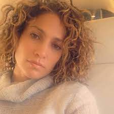 Jennifer lopez is slowly becoming the queen of instagram beauty selfies. Jennifer Lopez Reveals Her Naturally Curly Hair Texture Glamour