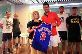 Nešto kasnije pak vikao je prema tribinama. Dirljiv Momenat U Zadru Ä'okovic Upoznao Majku Drazena Petrovica Novak I Biserka Razmenili Poklone Foto Video Novosti Rs