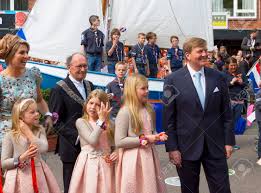 Letztlich wurde den beiden eine bedingung für die heirat gestellt: Konig Willem Alexander Der Niederlande Sanft Lachelnd Mit Seiner Frau Konigin Maxima Und Drei Tochter Die Jungen Prinzessinnen Lizenzfreie Fotos Bilder Und Stock Fotografie Image 28165242