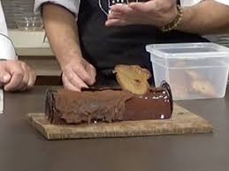 buche de noel mousse au chocolat et poire recette en 2020 mousse au chocolat buche de noel mousse au chocolat dessert