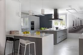 A.z mobiliario de cocinas en irún le ofrecerá un asesoramiento personalizado y especilizado en herrajes, muebles prácticos, diseños a medida. La Importancia De La Distribucion Del Mobiliario En La Cocina Kansei Cocinas Servicio Profesional De Diseno Y Decoracion De Cocinas
