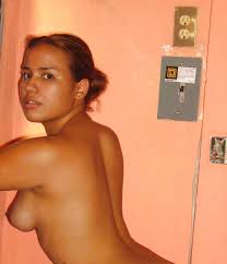 Camara perdida, preciosa amateur desnuda - Poringa!