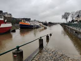 Cpa 49 angers inondations 1910 rue du cormier. Angers Villactu On Twitter La Maine Deborde A Angers Avec 5 37 M Mesures Au Niveau Du Pont De La Basse Chaine Lors Des Inondations De Janvier 1995 L Eau Etait Arrivee A 6 66