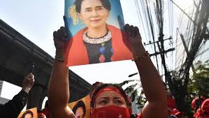 L'esercito birmano ha arrestato aung san suu kyi, ha dichiarato lo stato di emergenza e ha preso il potere per un anno dopo aver contestato la schiacciante vittoria elettorale di novembre del suo partito in una battuta d'arresto. Osu6tpphfhh Tm