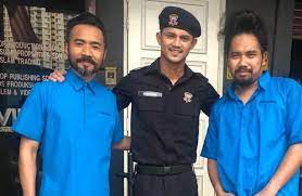 Keringatnya masih mengucur dari tubuhnya, membuat tubuhnya makin menempel pada baju senamnya. Maksud Sebenar Disebalik Warna Baju Banduan Bagi Penjara Malaysia