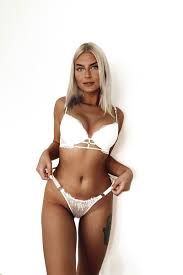 Lia Engel Nackt zeigt ihre sexy Figur und zarte Kurven