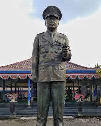 Ada Yang Tau Ini Patung Siapa Ini Adalah Patung Bapak Presiden Ke 2 Pak Soeharto Mempimpin Negara Ini Selama 32 Tahun Dikenal Den Patung Presiden Menjelajahi