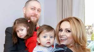 Simona gherghe are de dus la indeplinire o misiune destul de dificila. Ce Le A Interzis Simona Gherghe Celor Doi Copii Nu PanÄƒ La 4 5 Ani MÄƒmicile S Au Revoltat Impact