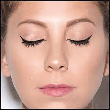 Maquillage De Yeux Nous Combinons Ici Le Mascara Dore Avec Un Eye Liner Noir Pour Transformer Le Classique Cat Eye Makeup Tutorial Cat Eye Makeup Eye Makeup