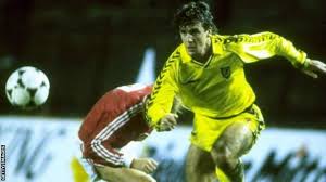 During his playing career he usually operated as a forward or midfielder.he had two spells at manchester united, and also played for barcelona and bayern munich, as well as the english clubs chelsea, southampton, everton and finally blackburn rovers.he made 72 appearances for wales scoring 16 goals. Bayern Munich And Wales Mark Hughes Two Games In Two Countries In A Day Bbc Sport