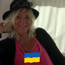 Diana Akela är en av deltagarna i Robinson 2025. Men det inte alla har koll  på är att hon har en väldigt berömd syster.