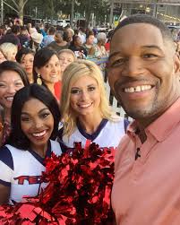 ☀️ Good morning, Houston! Is there a better way to spend a summer morning  than with @goodmorningamerica?! Come back to Houston soon ♥️  #gmasummerroadtrip @ Downtown Houston