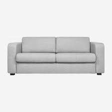La forme incurvée des accoudoirs et les jambes minces en bois complètent ce design à la fois exceptionnel et moderne. Porto 3 Canape Lit 3 Places En Tissu Gris Clair Habitat