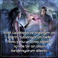 Evet Uzaktasin Ve Istedigim An Ellerini Tutamiyorum Belki Ama Sunu Unutma Aklimin Icinde Bir An Olsun Birakmiyorum El Ayrilik Sozleri Bff Sozleri Ask Sozleri