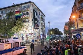 Damit sei die räumung der erdgeschossräume rechtlich nicht gedeckt gewesen, sagte herbst. Raumung Von Liebig 34 In Berlin Polizei Setzt Beherbergungsverbot Durch
