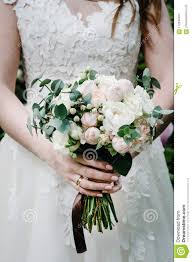 We did not find results for: Die Braut Die Einen Schonen Hochzeitsblumenstrauss Von Pastell Rosa Pfingstrosen Halt Rosen Bluht Grun Stockbild Bild Von Blumen Leuchte 112634407