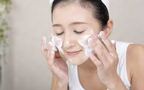 Tak salah kalau kulit berminyak adalah penyebab utama jerawat. Hindari 5 Kesalahan Skincare Yang Biasa Dilakukan Pemilik Kulit Berminyak Bukareview