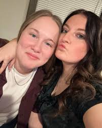 wanna try out my fuzzy pink handcuffs?? 🫶🏼🤩 #shortnsweet  #shortnsweettour #sabrinacarpenter