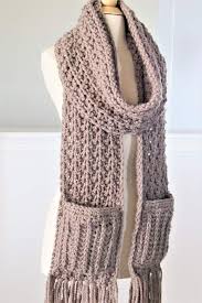 A quick video tutorial that teaches you how to make a yarn tassel to attach to an afghan or scarf. Chunky Crochet Pocket Scarf Easy Texture Crochet Dreamz