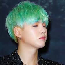 The simple haircut paired with the bright red color looked absolutely great on him. Min Yoongi Æ¹ÓÊ' Gdragon Sunny Cat Foto 39271035 Fanpop
