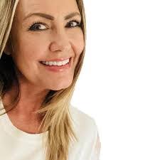 Holly Sanders's Instagram, Twitter & Facebook