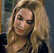 Durante su luna de miel en la Isla Esme, Edward embarazó a Bella. Cuando  Edward decidió abortar el bebé para su salud, Bella llamó a Rosalie en  busca de ayuda. Rose luego