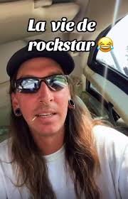 🇨🇦 Don't want to brag but i'm pretty sure snow is comfyer than sand ...