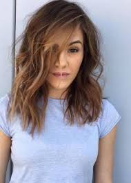 Cute Messy Shoulder Length Hair With Highlights Parted At The Side Long Face Hairstyles Haircuts For Medium Hair Medium Hair Styles