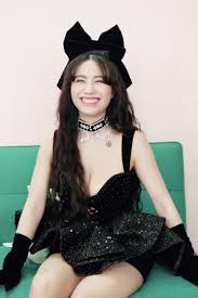 Con gái Chủ tịch chuyên đóng cảnh nóng, từng ở nhà trọ chưa đầy 10m2, khoe  tủ đồ 800 triệu