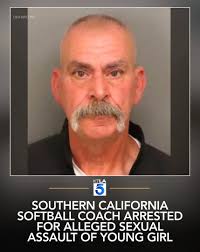 Полиция города Грешем арестовала местного тренера по гимнастике, которого  обвиняют в сексуальном насилии над несколькими несовершеннолетними  спортсменами. 📢 Новостной подкаст: https://apple.co/3WunH6Q 📻 Прямой  эфир: https://bit.ly/radio1040am По ...