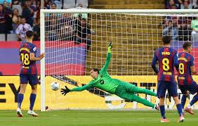 El Barça perdió, pero Szczesny mantuvo la cabeza alta